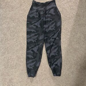 Women’s Old Navy Camouflage Jogger Pants